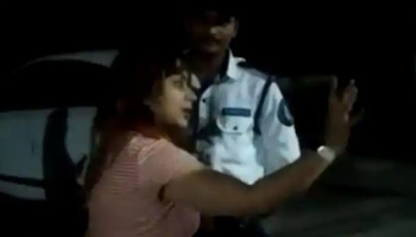 Photo of Video : नशे में धुत लड़कियों ने जो किया आप भी देखें