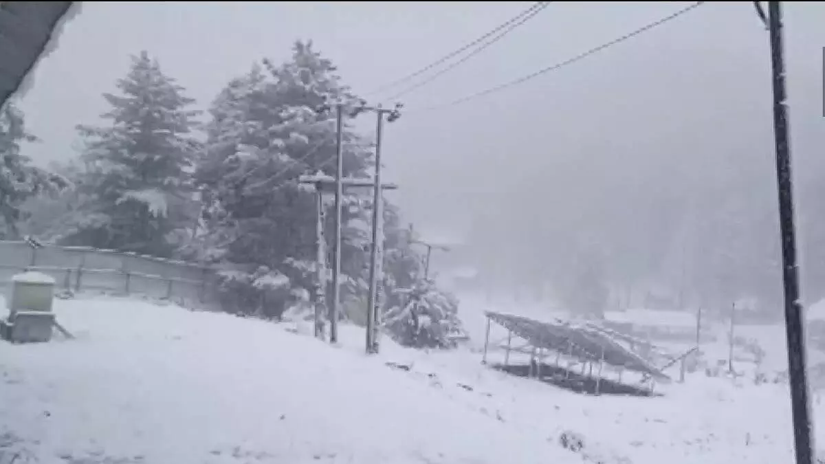 Photo of कश्मीर में बर्फबारी, तो इन राज्यों में हो सकती है भारी बारिश