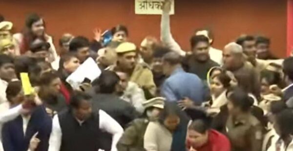 Photo of Delhi Mayor Election : वोटिंग से पहले आप और बीजेपी पार्षदों के बीच हाथापाई