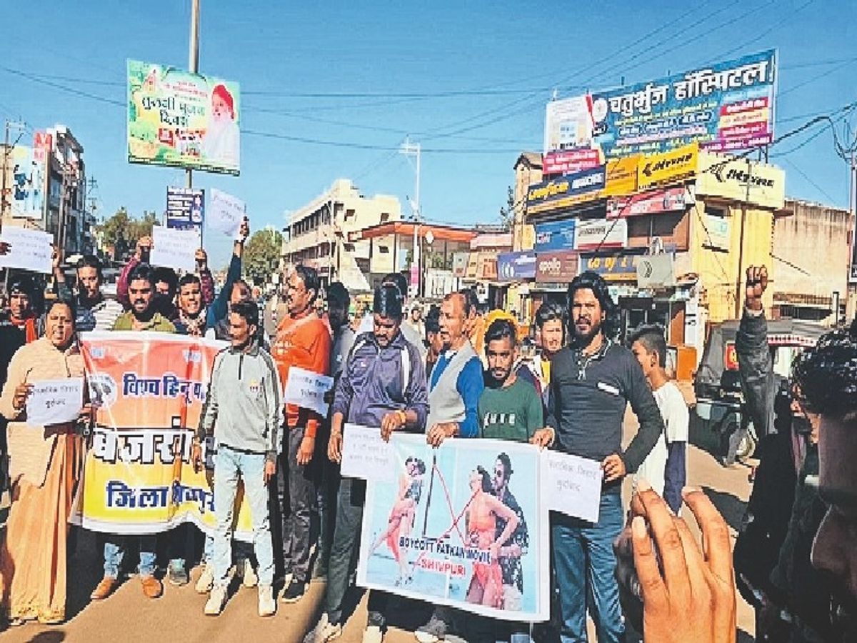 Photo of ‘पठान’ के खिलाफ बजरंग दल और हिंदू संगठनों ने किया जोरदार प्रदर्शन