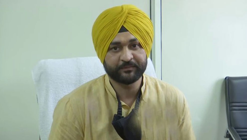 Photo of Video : हॉकी के इस दिग्गज पर लगा छेड़छाड़ का आरोप, गवांनी पड़ी कुर्सी