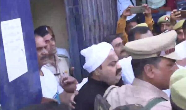 Video : साबरमती जेल से अतीक को लेकर पूरी तैयारी के साथ निकली UP पुलिस की TEAM