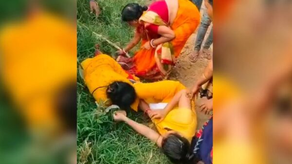 Photo of VIDEO: महिला हेडमास्टर और टीचर के बीच मारपीट ,खेत में एक-दूसरे को ऐसे पटककर पीटा