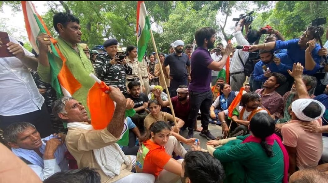 Photo of Video : संसद भवन की ओर जा रहे पहलवानों ने तोड़े बैरिकेड धक्का-मुक्की …