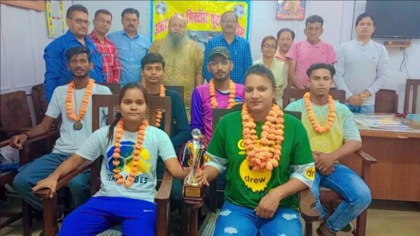 Photo of सीनियर मिक्टॉस फुटबॉल फेडरेशन कप में उपविजेता रही UP मिक्टॉस फुटबाल टीम सम्मानित