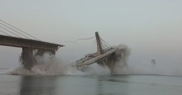 Photo of बिहार :देखते ही देखते गंगा नदी में गिर गया पुल