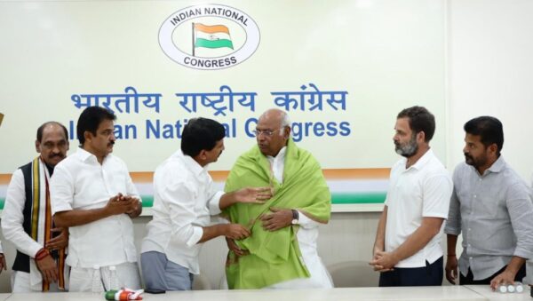Photo of KCR की पार्टी को तेलंगाना में लगा झटका, 35 नेताओं ने मिलाया कांग्रेस से हाथ