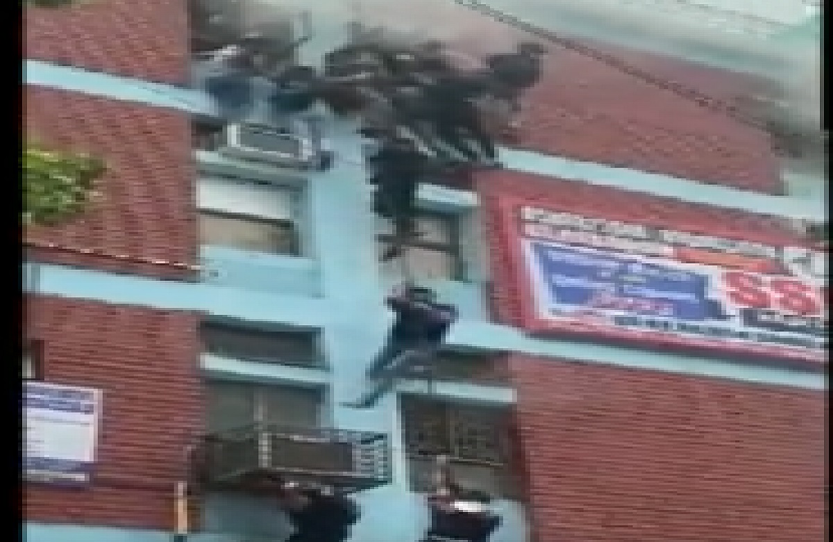 Photo of दिल्ली के कोचिंग सेंटर में लगी भीषण आग, छात्रों ने रस्सियों के सहारे बचाई जान