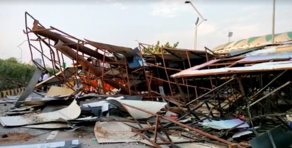 Photo of इकाना स्टेडियम का गिरा बोर्ड, हादसे में मां-बेटी की मौत, देखें ताजा-Video