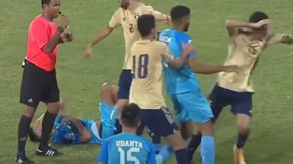 Photo of भारत-कुवैत फुटबॉल मैच में खेल भावना हुई तार-तार…मैदान पर धक्का देकर जमीन पर गिरा दिया …देखें-Video