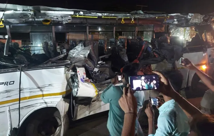 ओडिशा के गंजम जिले में भीषण दुर्घटना, आमने-सामने टकरायी 2 बस, 12 लोगों की मौत, 7 घायल-Horrific accident in Odisha's Ganjam district, 2 buses collided head-on, 12 dead, 7 injured