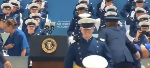 Photo of VIDEO : जब समारोह में गिरे राष्ट्रपति जो बाइडेन