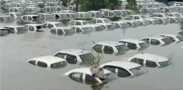 Photo of नोएडा : बाढ़ के पानी में डूबी सैकड़ों कारें, देखें-Video