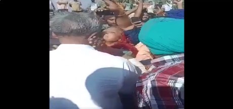 Photo of VIDEO: बाढ़ का जायजा लेने गए थे विधायक लेकिन महिला ने जड़ा थप्पड़