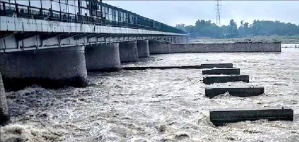 Photo of दिल्ली को बारिश ने किया बेहाल , मंडरा रहा बाढ़ का खतरा!