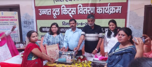 Photo of WOW ! 100 हस्तशिल्पियों को दिया गया सिलाई मशीन का तोहफा