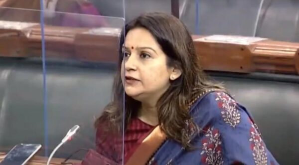 Photo of राहुल गांधी की फ्लाइंग किस पर क्या बोलीं प्रियंका चतुर्वेदी