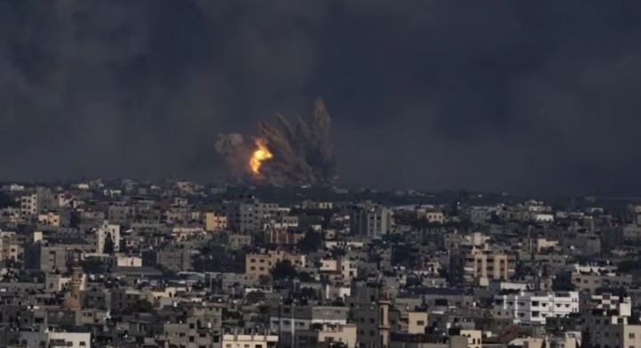 Photo of इजरायल की एयर स्ट्राइक से एक रात में गाजा में 400 की मौत