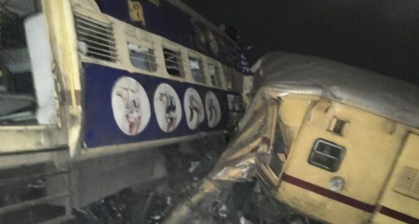 Photo of Video: आंध्र प्रदेश के विजयनगरम में दो पैसेंजर ट्रेन आपस में टकराईं