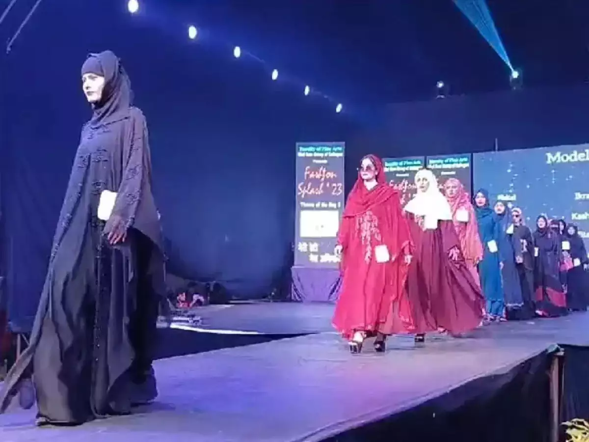 Photo of यूपी के मुज़फ़्फ़रनगर में लड़कियों के बुर्का पहन कर रैंप-वॉक करने पर मचा विवाद