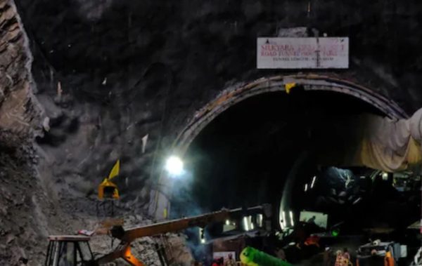Photo of उत्तराखंड के टनल में चल रहे रेस्क्यू ऑपरेशन का इसलिए रुका काम