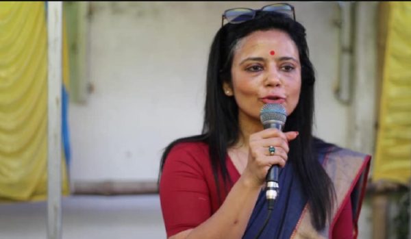 Photo of सांसदी जाने के खिलाफ SC पहुंचीं महुआ मोइत्रा