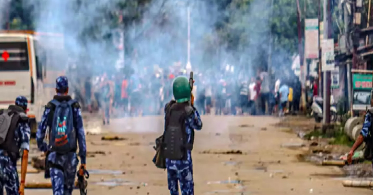 Photo of मणिपुर में फिर भड़की हिंसा? सुरक्षा बलों की गाड़ी पर फेंका बम…