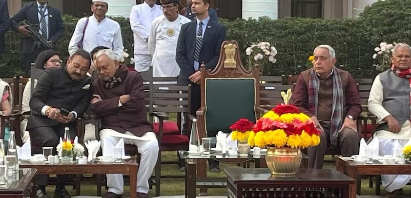 Photo of Video : कुर्सी से हटाई तेजस्वी के नाम और नीतीश के बगल में बैठ गए अशोक चौधरी