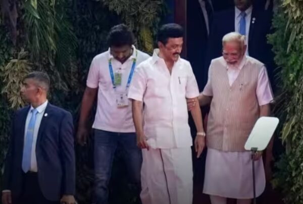 Photo of वीडियो: जब सीढ़ियां चढ़ते वक्त लड़खड़ाए CM के कदम तो PM ने यूं संभाला