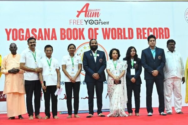 Photo of 88 मिनट में 216 राउंड यानि 2592 सूर्य नमस्कार, योगासन बुक ऑफ वर्ल्ड रिकॉर्ड में मिली जगह