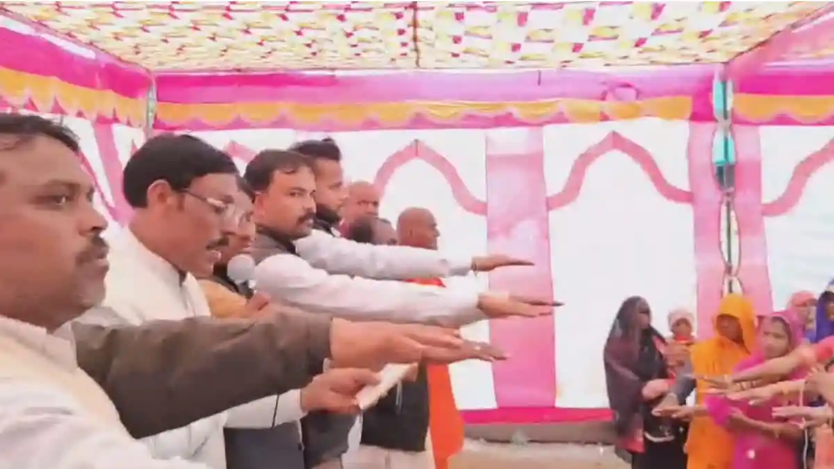 Photo of मध्यप्रदेश में 40 हिंदू परिवारों ने अपनाया बौद्ध घर्म, हैरान करने वाली वजह आई सामने