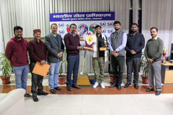 Photo of हॉकी खिलाड़ी राजकुमार पाल ने प्राप्त किया लक्ष्मण अवार्ड
