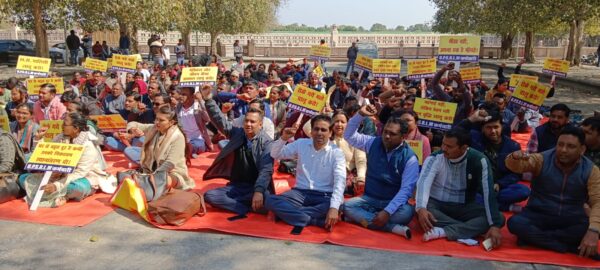 Photo of लखनऊ : आजीविका मिशन कर्मचारियों ने क्यों मांगा संयुक्त मिशन निदेशक का इस्तीफा