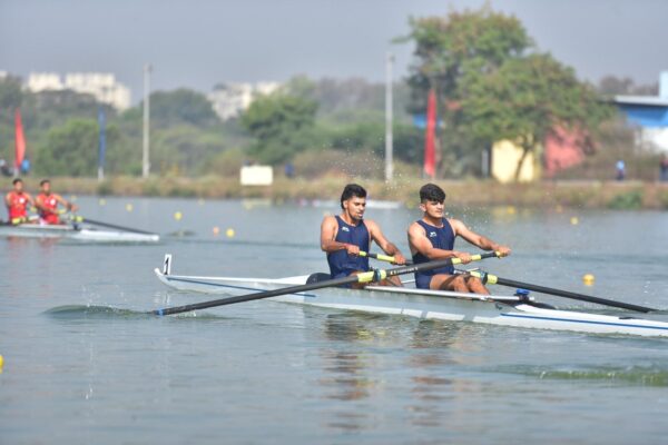 Photo of 41वीं सीनियर नेशनल रोइंग चैंपियनशिप : उत्तर प्रदेश के आशीष व सौरव ने पुरुष 2000 मी.ओपन पेयर्स में जीता कांस्य पदक