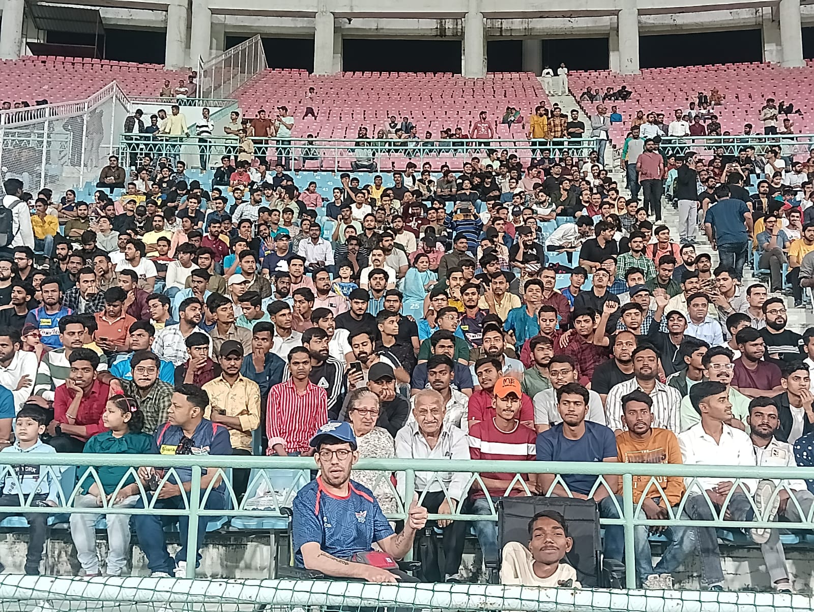 Photo of फ़ोटो : ‘देखकर उड़ जायेंगे होश’, मैदान में राहुल-राहुल… की ऐसी गूंज, इकाना स्टेडियम में उमड़ पड़ा दर्शकों का सैलाब