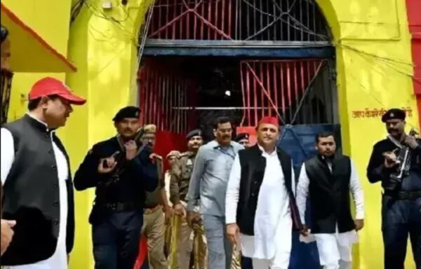 Photo of आजम से जेल में अखिलेश ने क्यों कि मुलाकात?