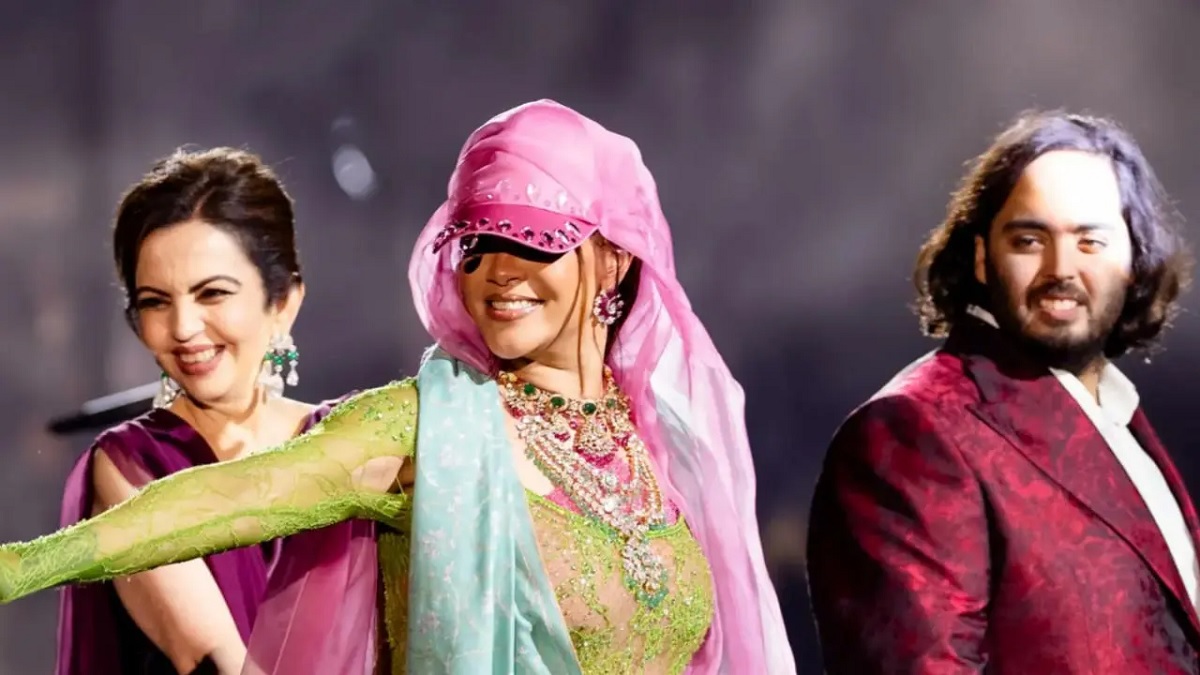 Photo of अंबानी के फंक्शन में फटे रिहाना के कपड़े, वायरल हो रही तस्वीर