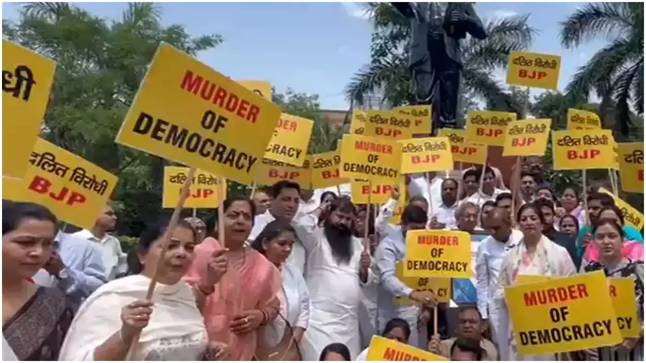 Photo of दिल्ली मेयर चुनाव टालने पर AAP का BJP दफ्तर के बाहर प्रदर्शन