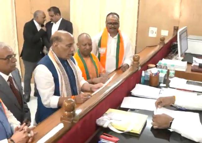 Photo of रक्षा मंत्री राजनाथ सिंह ने लखनऊ लोकसभा सीट से नामांकन पत्र भरा