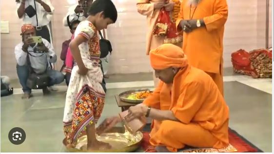 Photo of रामनवमी पर गोरखनाथ मन्दिर में CM योगी ने किया कन्या पूजन