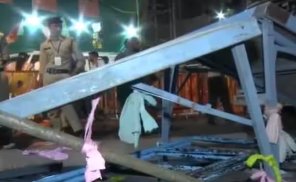 Photo of जब PM मोदी के रोड शो में टूट गया मंच और फिर…