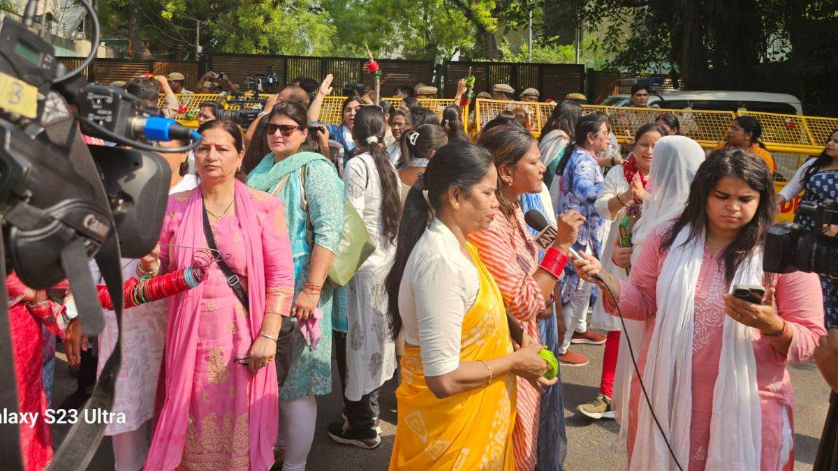 Photo of हाथों में चूड़ियां लेकर मुख्यमंत्री आवास के बाहर BJP महिला मोर्चा का प्रदर्शन, केजरीवाल पर लगा ये आरोप