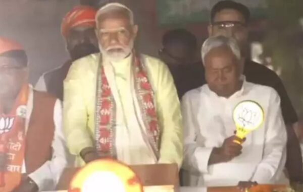 Photo of PM मोदी के रोड शो में जब CM नीतीश ने थाम लिया कमल निशान…