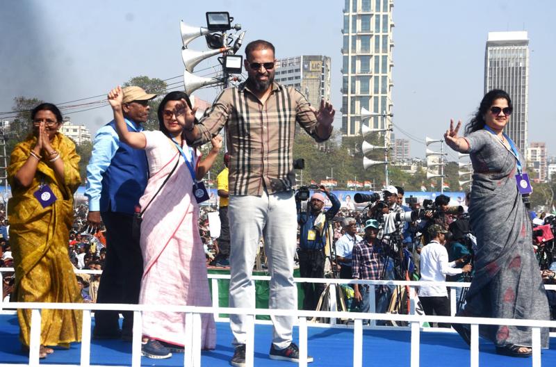 Photo of चौथे चरण के मतदान के दौरान पश्चिम बंगाल में हिंसा, बम से हमले में एक की मौत