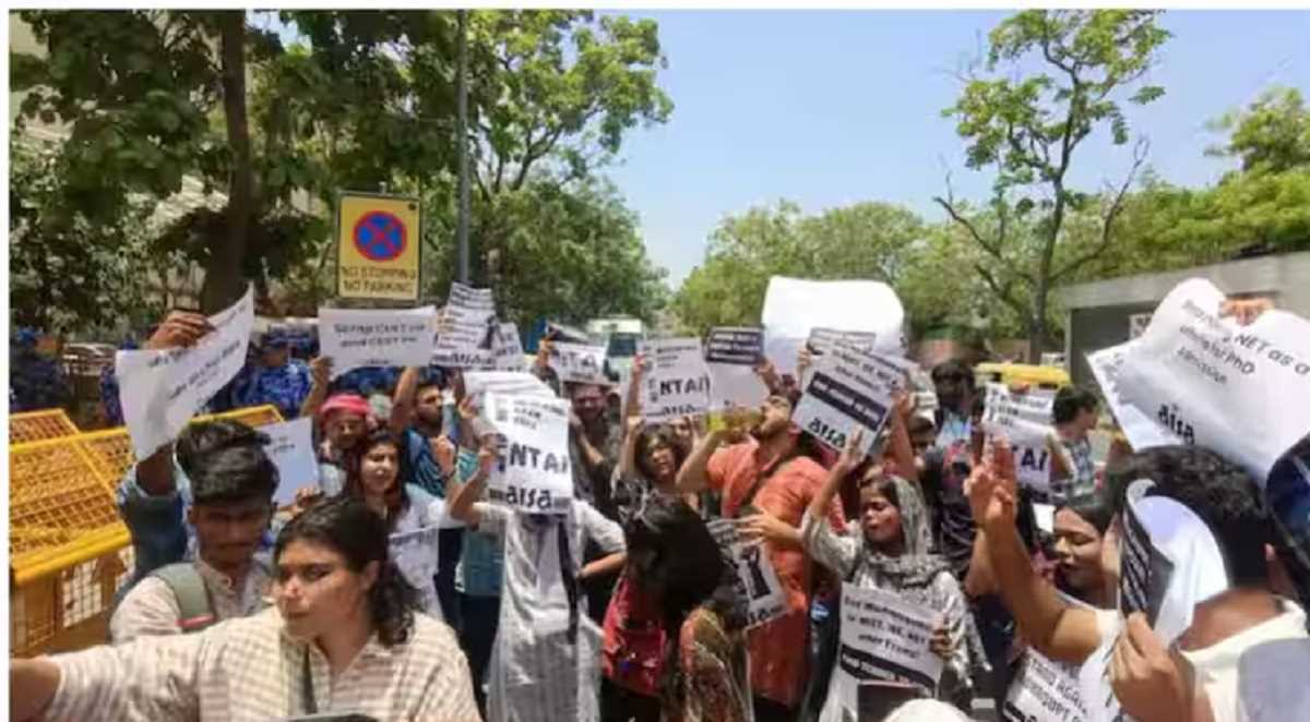 Photo of नीट परीक्षा रद्द करने की मांग को लेकर सड़कों पर उतरे छात्र, पुलिस ने भांजी लाठियां