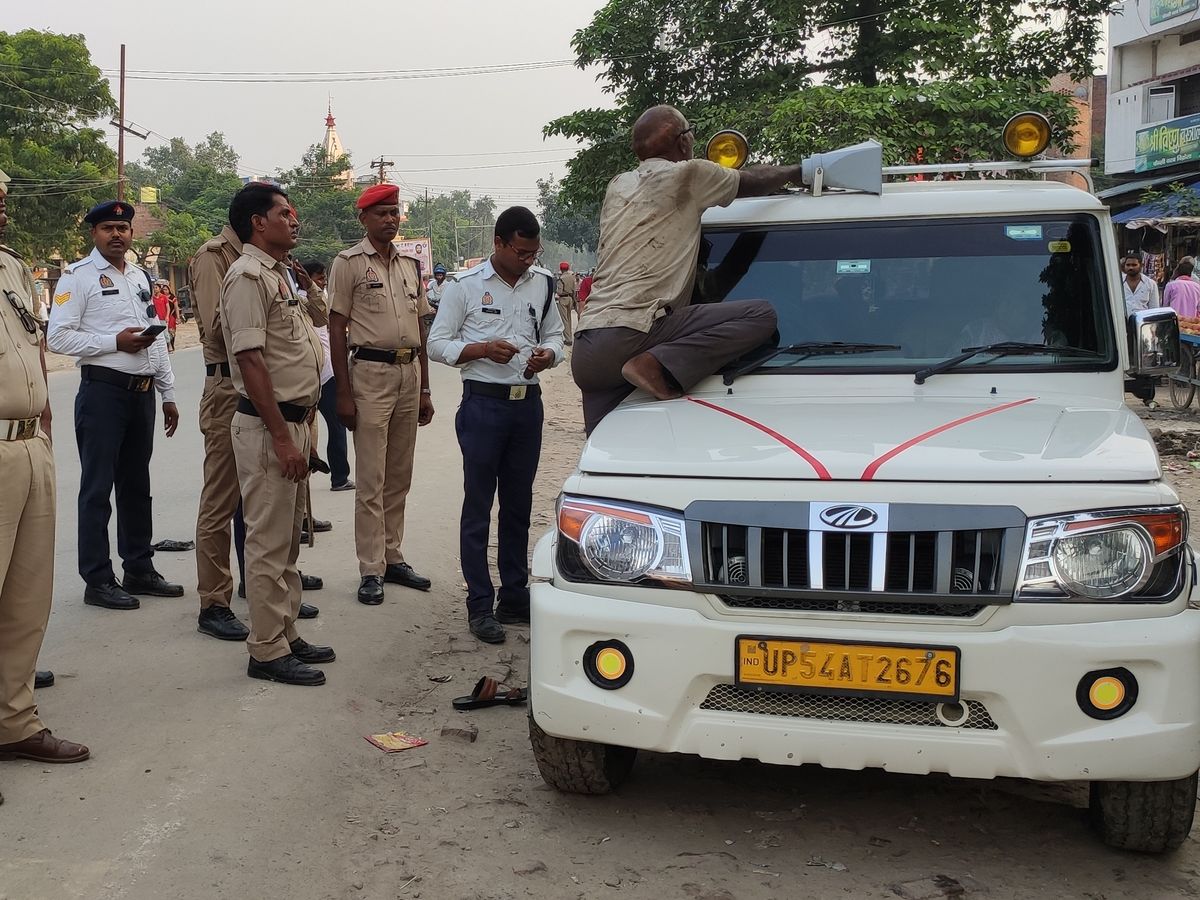 Photo of उत्तर प्रदेश में चल रहा बत्ती उतारो, हूटर हटाओ अभियान, पुलिस कर रही अफसरों की बेइज्जती