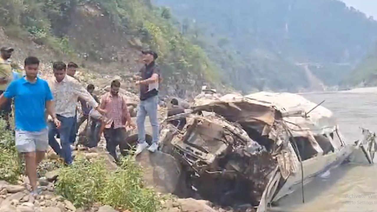 Photo of उत्तराखंड के बद्रीनाथ हाईवे पर बड़ा हादसा, यात्रियों से भरा एक टेम्पो नदी में गिरा,10 की मौत