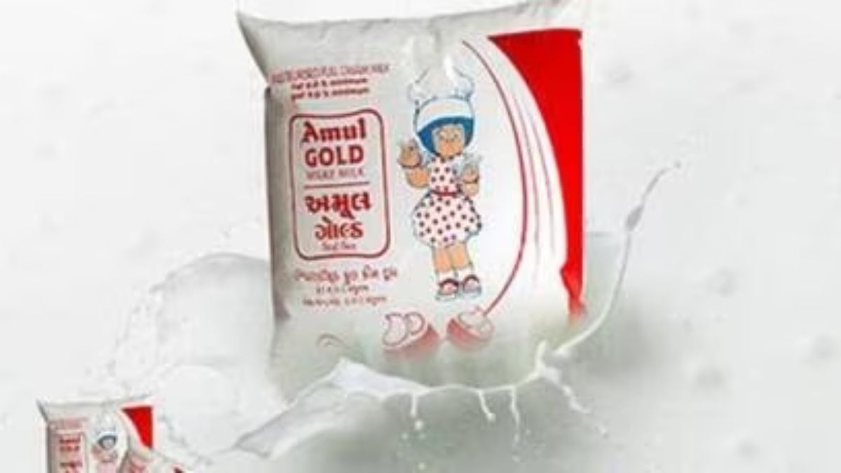 Photo of अमूल ने बढ़ाई दूध की क़ीमतें, आज से इतना महंगा मिलेगा एक लीटर दूध