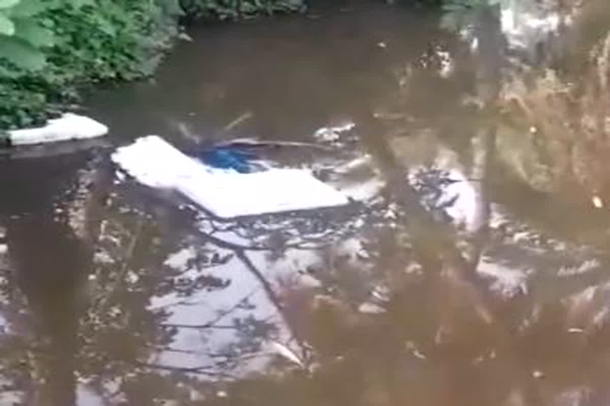 Photo of पश्चिम बंगाल में वोटिंग के बीच भड़की भीड़! तालाब में फेंका EVM