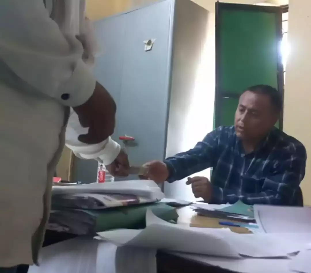 Photo of कानपुर देहात: सीएमओ कार्यालय के बाबू का रिश्वत लेते वीडियो वायरल